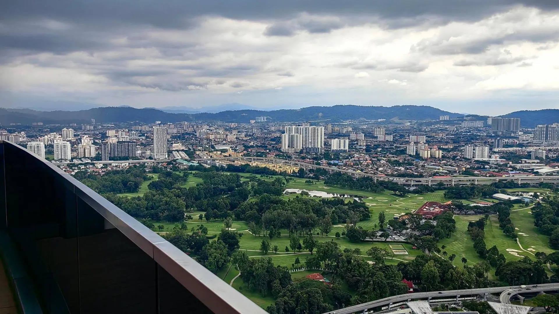 Апарт-отель Eaton Suites Klcc By Qc Куала-Лумпур